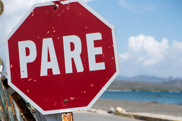señal de transito pare rojo en la carretera playa cielo azul