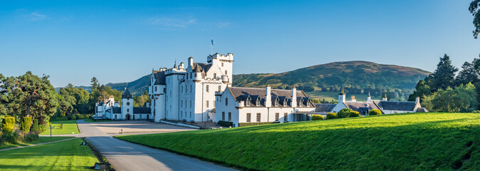 Perthshire / Szkocja - 25 sierpień 2019: Zamek Blair w sierpniowy słoneczny dzień - obrazy, fototapety, plakaty