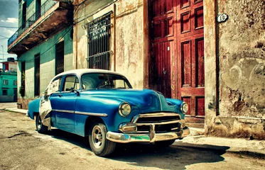 Zelfklevend Fotobehang Oude klassieke auto geparkeerd in een straat van de stad Havana © javier