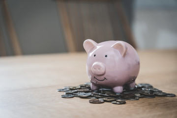 お金　貯金箱