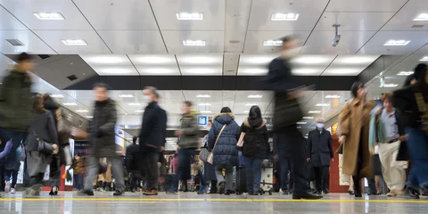 Raamstickers Passengers at railway station in Tokyo, Japan　乗客が行き交う東京の駅の構内 © wooooooojpn