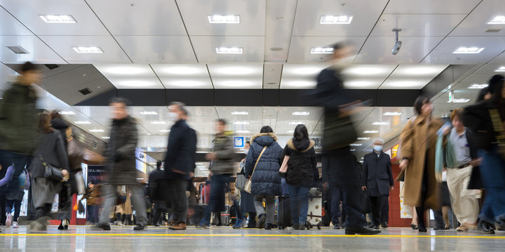 Passengers at railway station in Tokyo, Japan　乗客が行き交う東京の駅の構内