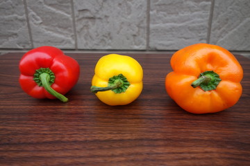 木製のテーブルの上のカラフルなパプリカ