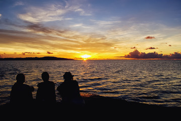 夕日を見つめる女性達　沖縄　竹富島