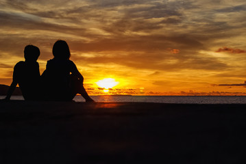 夕日を見つめるカップル　沖縄　竹富島