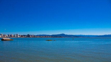 Fototapeta na wymiar Céu e mar azul de Florianópolis, Ilha da Magia, Santa Catarina, |Brasil