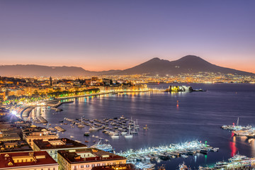 De Golf van Napels met de Vesuvius voor zonsopgang