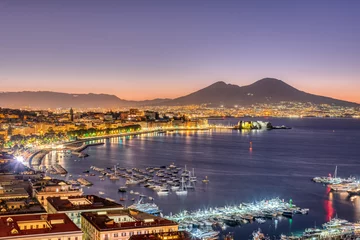 Poster Im Rahmen Der Golf von Neapel mit dem Vesuv vor Sonnenaufgang © elxeneize