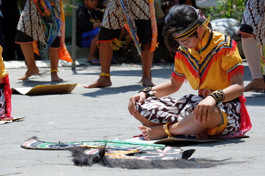 Jatilan/Jhatilan dance is traditional dance from Yogyakarta. The dancers using leathered horse (kuda lumping). 