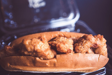 鶏の唐揚げパン 横