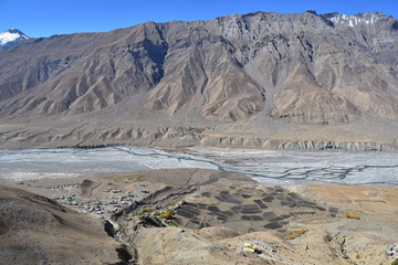 インドのヒマラヤ山岳地帯　スピティ谷のキーゴンパ　要塞のような寺院と僧院　美しい渓谷と青空