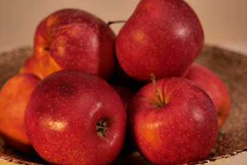 Fototapeta na wymiar Soczyste i smaczne jabłka na stole