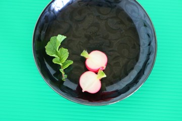 ラディシュ　野菜　葉　皿　