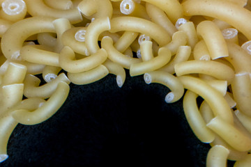 Fideos recién salidos de la bolsa preparados para su cocción.
