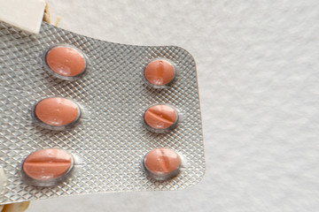 Píldoras encapsuladas dentro de un blister para su comercialización.