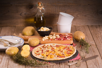 Tart with fried potato, raclette cheese and smoke flavour bacon.