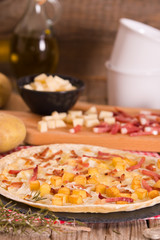 Tart with fried potato, raclette cheese and smoke flavour bacon.