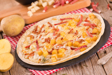 Tart with fried potato, raclette cheese and smoke flavour bacon.