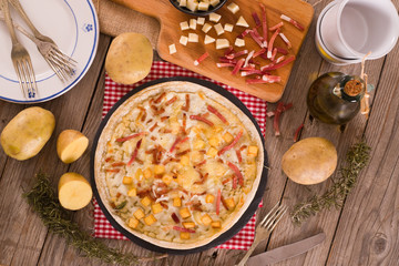 Tart with fried potato, raclette cheese and smoke flavour bacon.