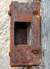Ancienne gâche de serrure rouillée