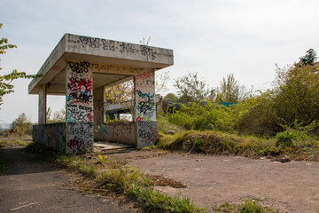 arrêt de bus en ruine