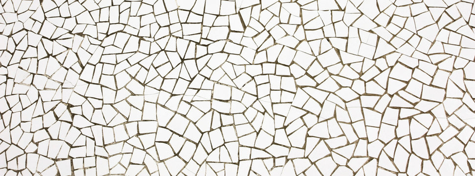 Mosa&iuml;que blanche en carrelage cass&eacute;