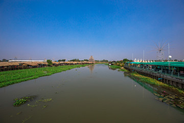 Fototapeta premium Saphan Khong Floating Market - SuphanBuri:10 November2019,River side attractions(giant fish randomly,bamboo bridge)There are tourists visiting to see the food,eat while onholiday,SongPhiNong,thailand