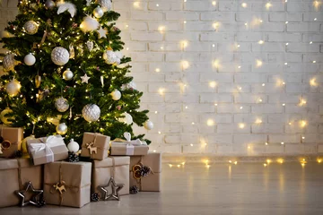 Gardinen christmas tree and heap of gift boxes - copy space over white brick wall with lights © Di Studio