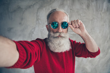 Close up photo of serious harsh masculine luxury old man have x-mas christmas traveling celebration make selfie touch specs wear modern jumper isolated over grey color background