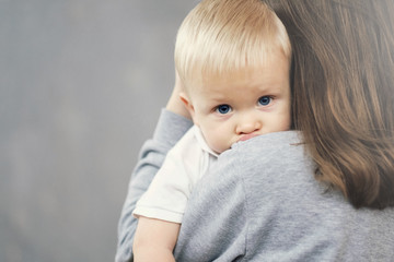 Naklejka premium close-up mother hugs son, feelings, relationship of mother and child