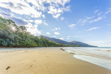 Sandstrand mit Bergen und Wald