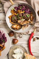 Wildfleisch pfanne mit Kastanien und Rotkraut, Winter Gericht 