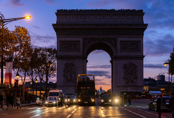 Fototapeta na wymiar Arc de Triomphe Paris Champs Elysées Sonnenuntergang Silhouette Verkehr Kreisverkehr Charles-de-Gaulle-Etoile Sehenswürdigkeit Monument Abendlicht