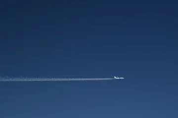 Foto op Canvas horizontaal traject van vliegtuig - KLM-luchtvaartmaatschappij - commerciële passagiersvlucht - luchtvervuiling © Constantin