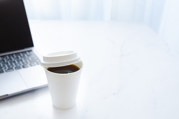 コーヒー、パソコン、仕事、在宅、ビジネス
