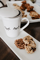 Taza de té con cookies caseras de chocolate