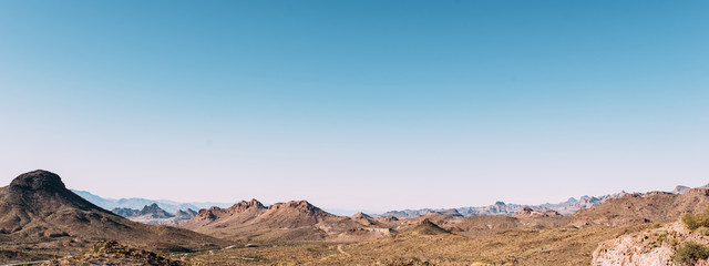 Fototapeta na wymiar Karges Desert mit blauen Himmel im Südwesten der USA 