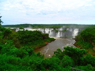 Fototapeta na wymiar Amérique du Sud, Les chutes d'Iguassu (Iguazú en espagnol ou Iguaçu en portugais) entre l'Argentine et le Brésil