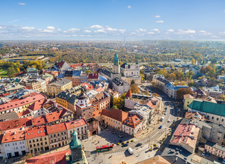 Krajobraz starego miasta w Lublinie. Lublin z lotu ptaka. Brama Krakowska, wieża Trynitarska i katedra widziane z powietrza.