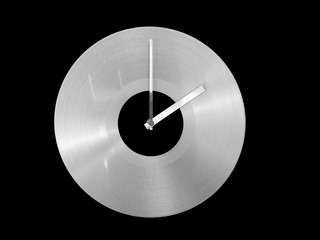 Schallplatten Uhr isoliert auf schwarzem Hintergrund