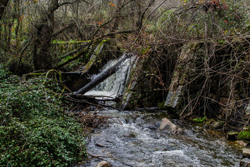 Caída de agua en el embalse de Los Peñascales, Las Rozas de Madrid, España