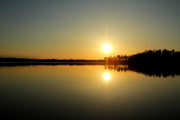 Fototapeta na wymiar Sunset over the lake in the park.