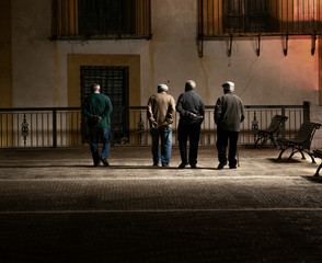 ancianos paseando en la plaza del pueblo