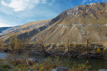 Car descent into the valley of the Chulyshman river