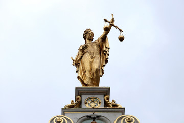 Figur der Justitia an einem historischen Gebäude in Brügge ( Belgien)