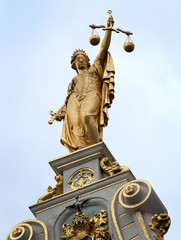 Figur der Justitia an einem historischen Geb&auml;ude in Br&uuml;gge ( Belgien)