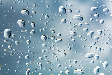 Water droplets and the color of raindrops in the rainy season