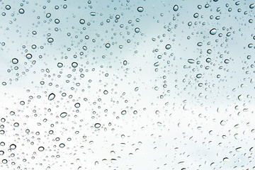 Water droplets and the color of raindrops in the rainy season