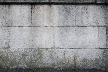 白く塗られたブロックの塀