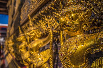 Goldene Statuen im Tempel